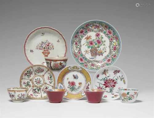 Gruppe von Famille rose-Porzellanen. Qing-Zeit (1644-1911)a) Zwei Tassen und ein Unterteller, im