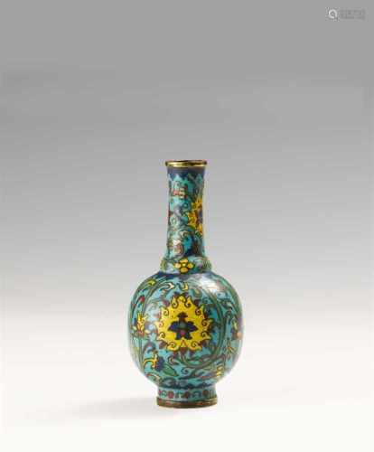 Kleine Vase. Email cloisonné. Ära Qianlong, 18. Jh.Gravierte Bodenmarke: Qianlong nianzhi