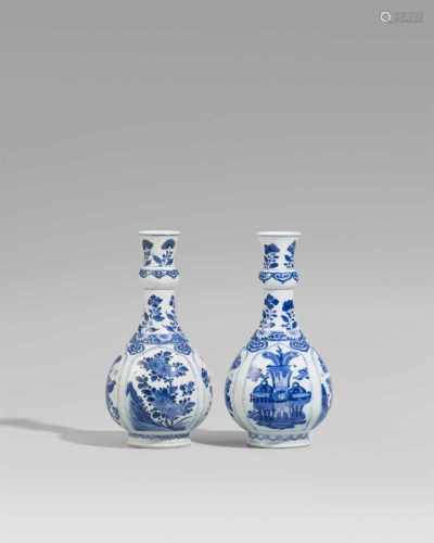 Paar blau-weiße Vasen. Kangxi-Periode (1662-1722)Bauchige, pfirsichförmige Vasen mit langem Hals und