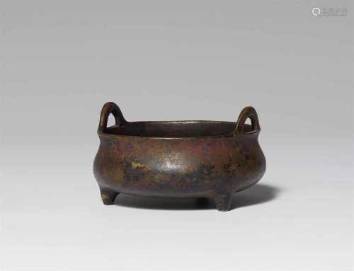 Kleiner Weihrauchbrenner. Bronze. Ming-/Qing-ZeitGedrungene, bauchige Form auf drei Füßchen und in
