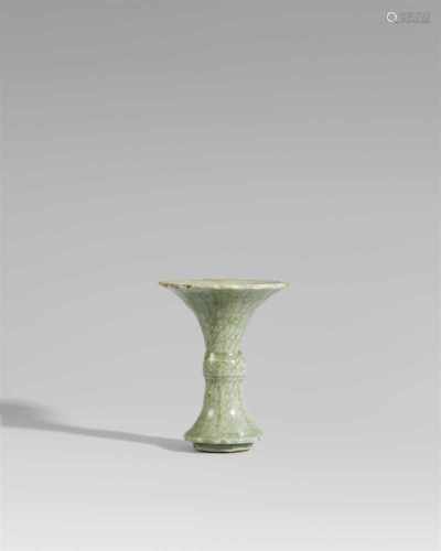 Gu-Vase mit Seladonglasur. Wohl Longquan. 15./16. Jh.Gu-förmige Vase mit geschweiftem Rand, auf