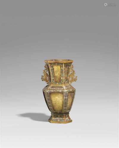 Sechseckige kaiserliche Vase. Email cloisonné und vergoldetes Kupfer. 18. Jh.Am Boden gravierte