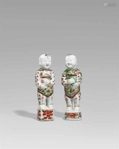 Zwei wucai-Figuren lachender Knaben. 17. Jh.Auf einem mit Blumen dekorierten Sockel je mit einer