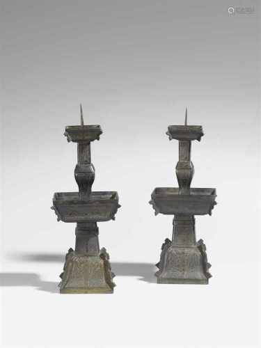 Paar vierkantige Altar-Kerzenleuchter. Bronze. Qing-Zeit, 18. Jh.Fuß, Schale und Schaft mit