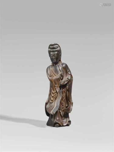 Figur einer Guanyin. Holz mit Lackfassung. Wohl Südchina. 19. Jh.Stehend und nach rechts gewandt,