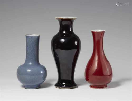 Drei monochrom glasierte Vasen. 18./19. Jh.a) Langhalsvase, ganz bedeckt mit einer blauen,