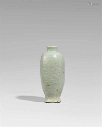Seladon-Vase. Longquan. 15./16. Jh.Schlanke Vase mit runder Schulter und zylindrischem Hals,