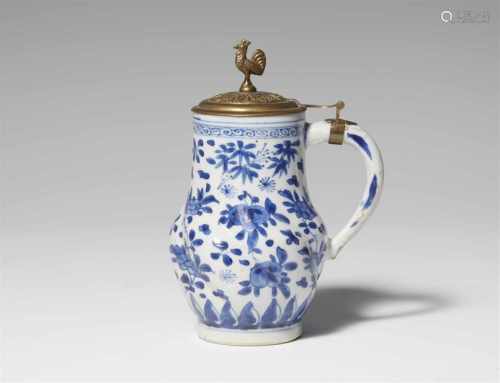 Blau-weißer Henkelkrug. Kangxi-Periode (1662-1722)Mit mehrfach eingezogenem Gefäßkörper, dekoriert