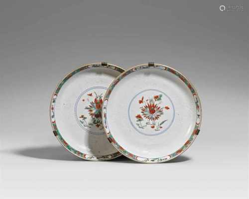 Zwei famille verte-Schalen mit café au lait-Glasur. Kangxi-Periode (1662-1722)Flache Schalen,