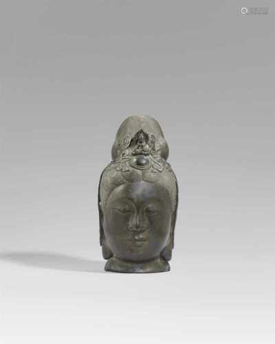 Großer Kopf eines Guanyin. Bronze. Um 1900Meditativ gesenkte Augenlider, die Haare sorgfältig
