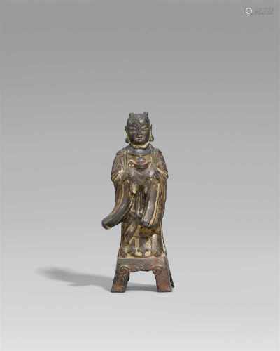 Figur der Longnü. Bronze mit Resten von Farben. Ming-ZeitStehend auf einem vierbeinigen Sockel, über