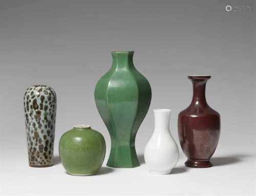 Fünf verschieden glasierte Vasen. 18./19. Jh.a) Kleine Vase, bedeckt mit einer hellblauen und