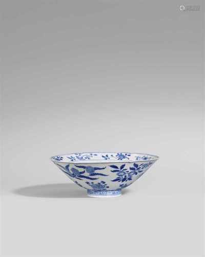 Blau-weiße Schale. Kangxi-Periode (1662-1722)Schale mit konischer Wandung und sechsfach eingekerbten
