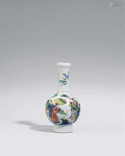 Wucai-Vase mit KnoblauchmündungKugelige Vase mit langem Hals und Knoblauchmündung, dekoriert in