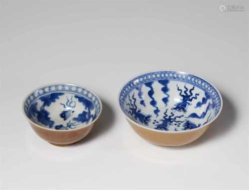 Kleine blau-weiße Schale und Koppchen. Kangxi-Periode (1662-1722)Mit leicht ausladender Lippe,