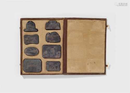 Set von acht Tuschesteinen in Kasten. Republik-ZeitAcht unterschiedlich geformte Steine mit
