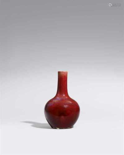 Vase mit flambé-Glasur. 18./19. Jh.Flaschenvase mit langem, zylindrischem Hals, bedeckt mit einer