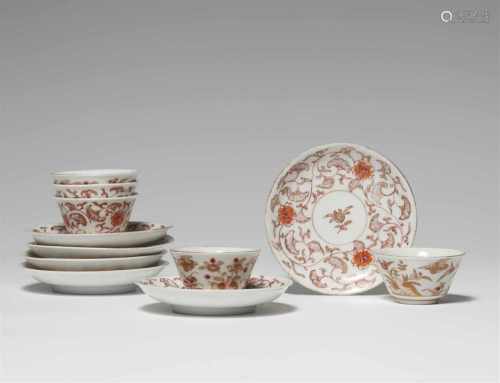 Fünf Imari-Koppchen und sechs Unterteller. Arita, Japan und China. 18. Jh.In Eisenrot und Gold, a)