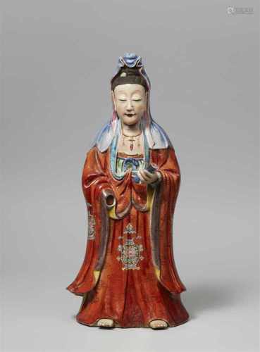 Stehende famille rose-Guanyin. Qianlong-Periode (1735-1796)Stehende Figur, in der linken Hand eine