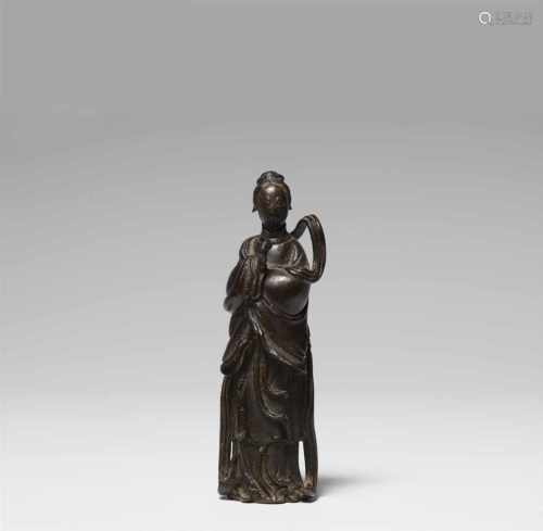 Figur einer Hofdame. Bronze. 17. Jh.Stehend, in einem Gewand mit langen weiten Ärmeln und einem
