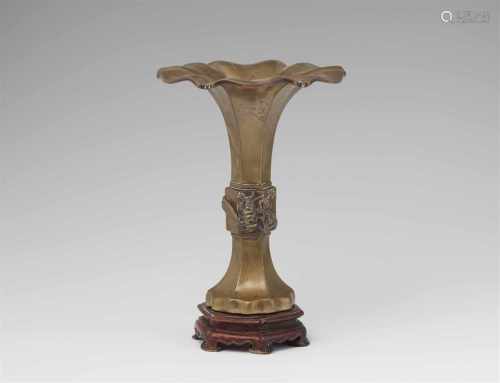 Vase in Blütenkelchform. Gelbliche Bronze. Qing-ZeitDer Schaft sechskantig, die weit auslandende
