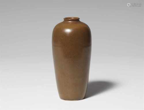 Vase mit teadust-Glasur. Qing-Zeit (1644-1911)Gestreckt eiförmige Vase, zum Boden sich verjüngend,