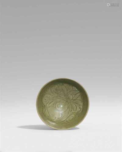 Seladon-Schale. Yaozhou. Nördliche Song-Zeit (960-1127), 11./12. Jh.Gewölbte Schale, innen dekoriert