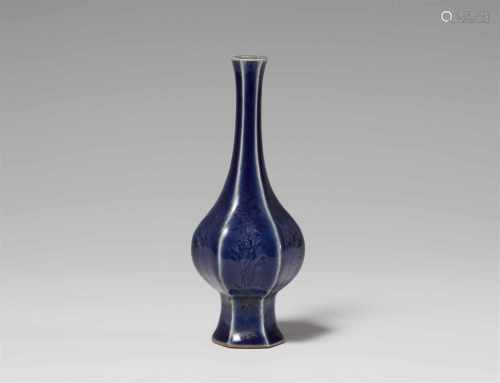 Blau glasierte Vase. Qing-Zeit (1644-1911), 18. Jh.Sechskantige Flaschenvase auf hohem Fuß,