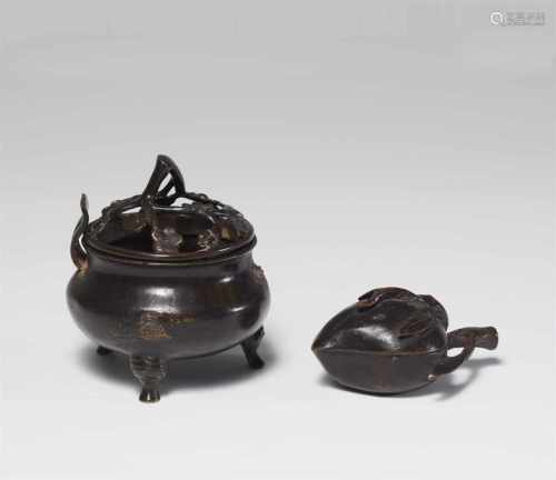 Zwei Teile. Bronze. Qing-Zeita) Weihrauchbrenner mit Deckel in Form von Pflaumenblütenzweigen.
