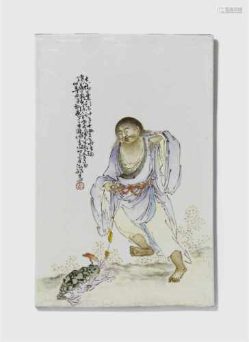 Fencai-Porzellanplatte mit Liu Hai. Datiert 1937Hochrechteckige Platten, dekoriert in polychromer