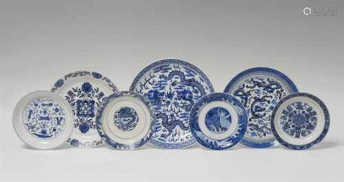 Sieben blau-weiße Teller. Kangxi-Periode (1662-1722) und späterUnterschiedliche Formen und Größen,