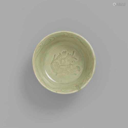 Seladon-Schale. Longquan. Yuan-/Ming-Zeit (1279-1644)Mit steiler, gerundeter Wandung und ausladender