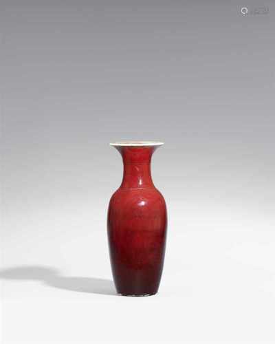 Langhalsvase mit Ochsenblut-Glasur. 18./19. Jh.Vase von ovaler Form und hohem, ausladendem Hals