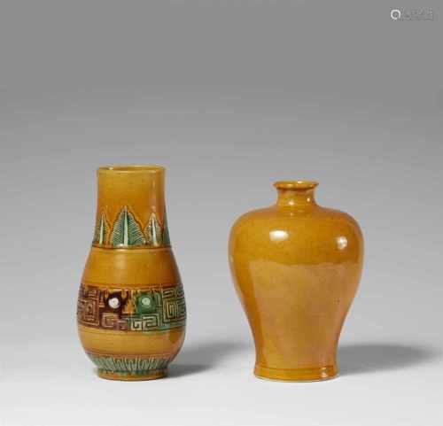 Zwei Vasen mit gelber Glasura) Tropfenform mit weitemn Hals, bedeckt mit gelber Glasur und dekoriert