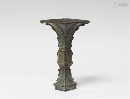 Viereckige Vase. Bronze. Frankreich. Ca. 1920/1930In Form eines archaischen Bronzegefäßes vom Typ