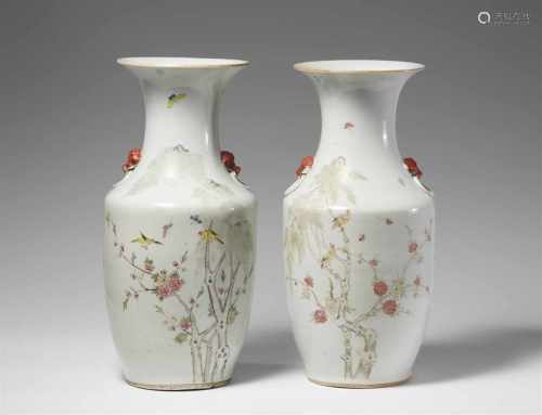 Zwei Vasen mit Blumen- und Vogeldekor. 19. Jh.Zylindrischer Körper, zum Boden sich verjüngend, mit
