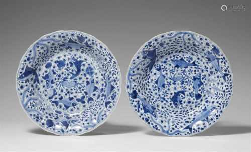 Zwei blau-weiße Teller mit Fischdekor. Kangxi-Periode (1662-1722)Teller mit blütenförmig gebogter
