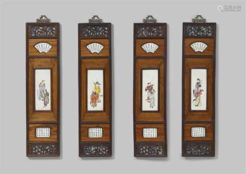 Vier Porzellanplatten in Holzrahmen. 20. Jh.Hochrechteckige Form, deokriert in den Farben der