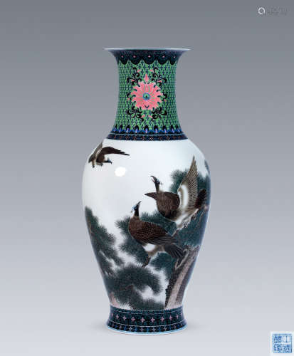 1971年作 醴陵群力瓷厂 釉下五彩《松鹰图》瓶