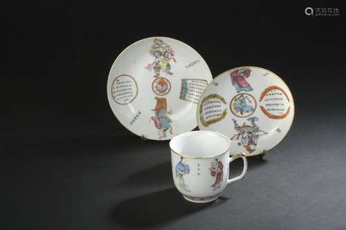 Deux soucoupes et une coupe en porcelaine Chine, d...