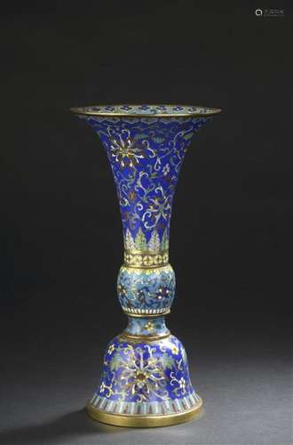 Vase Gu en bronze doré et émaux cloisonnés Chine, ...