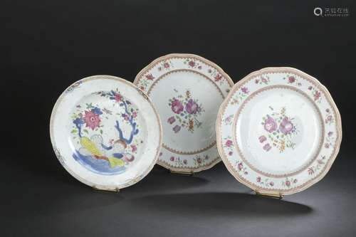 Paire d'assiettes et une assiette en porcelaine fa...