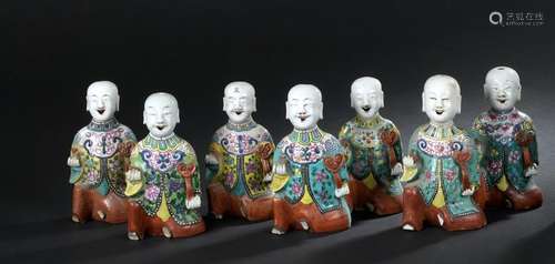 Sept statuettes en porcelaine famille rose Chine, ...