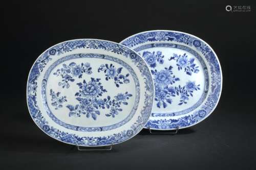 Paire de plats en porcelaine bleu blanc Chine, XVI...