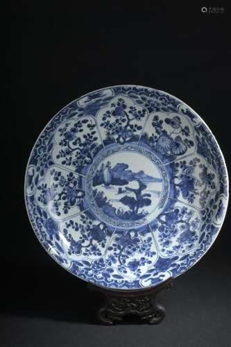 Plat en porcelaine bleu blanc Chine, époque Kangxi...