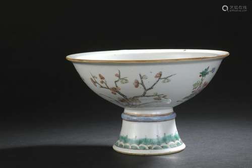 Coupe à pied en porcelaine polychrome Chine, début...