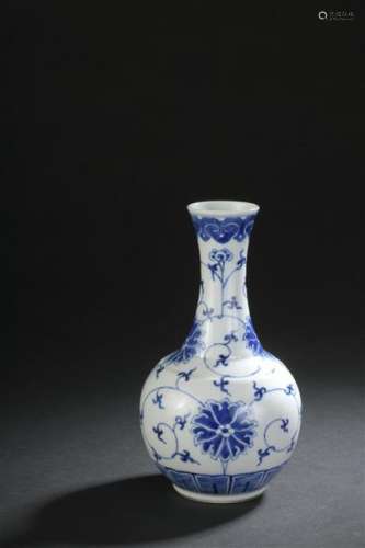 Vase en porcelaine bleu blanc Chine, fin du XIXe s...
