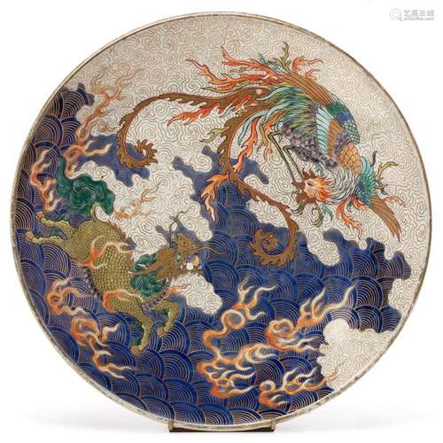 JAPON VERS 1900 Plat en porcelaine et émaux pol...