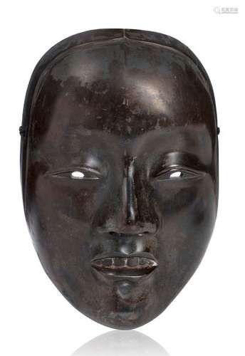 JAPON VERS 1900 Masque féminin en bronze de pat...