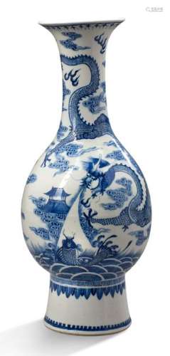 CHINE VERS 1900 Vase bouteille à col évasé, en ...